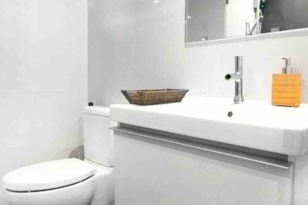 Stylish 1 Bedroom, Nice Pool,Bts Asok, Sukhumvit กรุงเทพมหานคร ภายนอก รูปภาพ